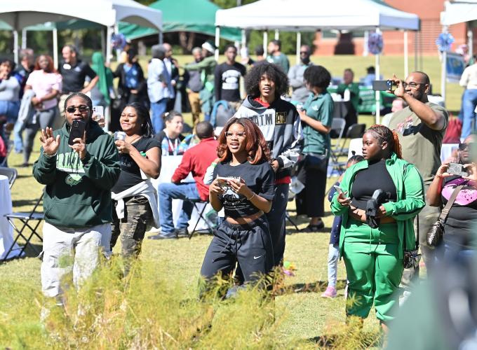 Group of faculty, staff and students on the GGC Lawn at Grizzlfest 2024