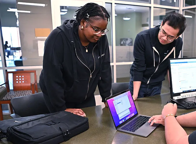 GGC students getting help from Help Desk staff