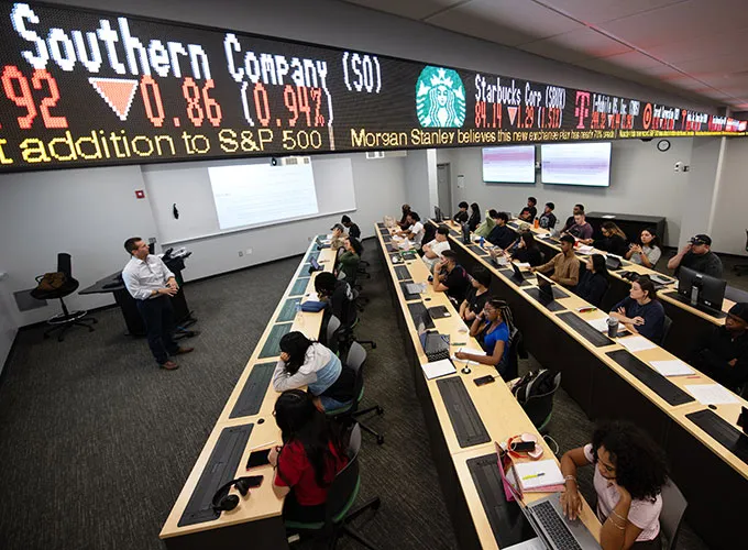 business majors learning about ethics in the business simulation lab