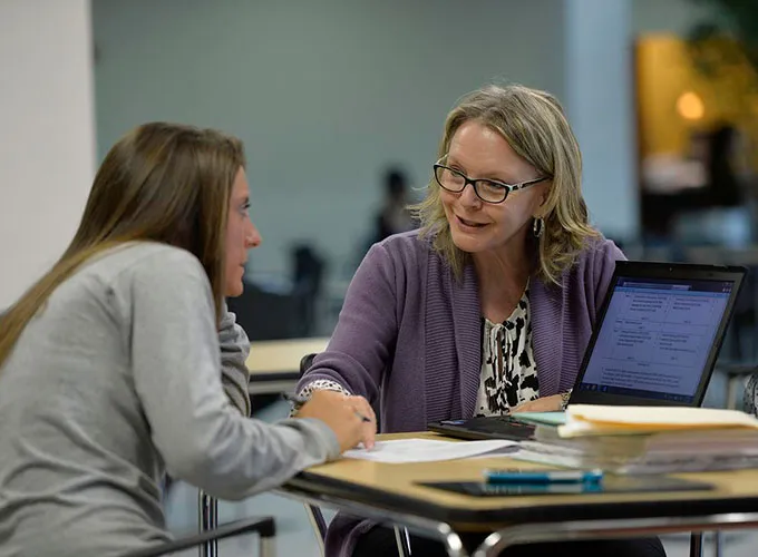 GGC faculty member mentoring a student