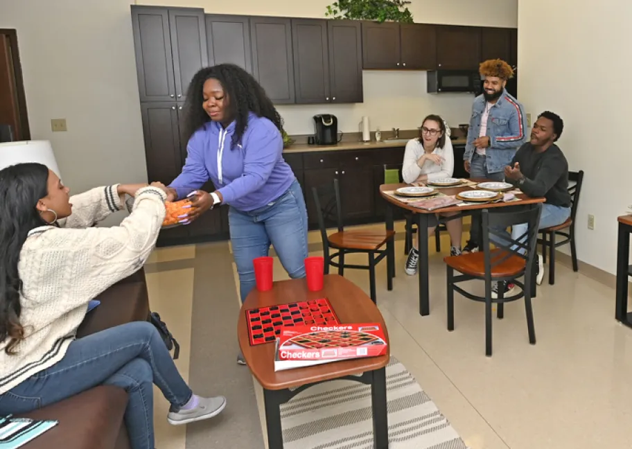 Students in den area of student housing