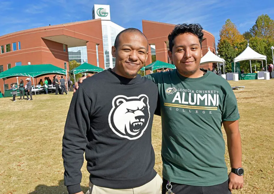 Two GGC Alumni enjoying Grizzlyfest on the lawn