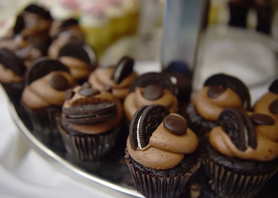 Chocolate cupcakes with cookie topping