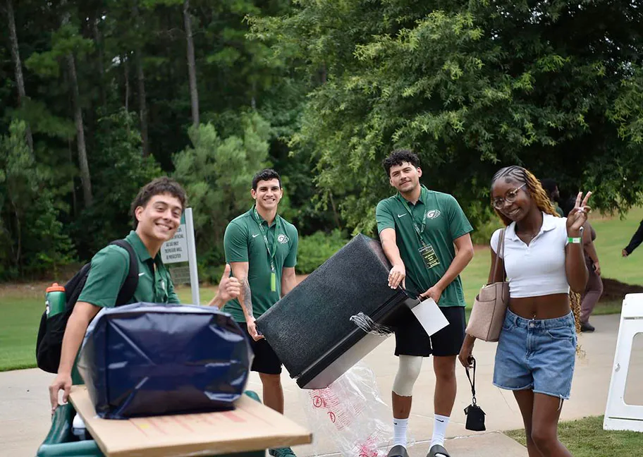GGC volunteers help student residents move in to student housing