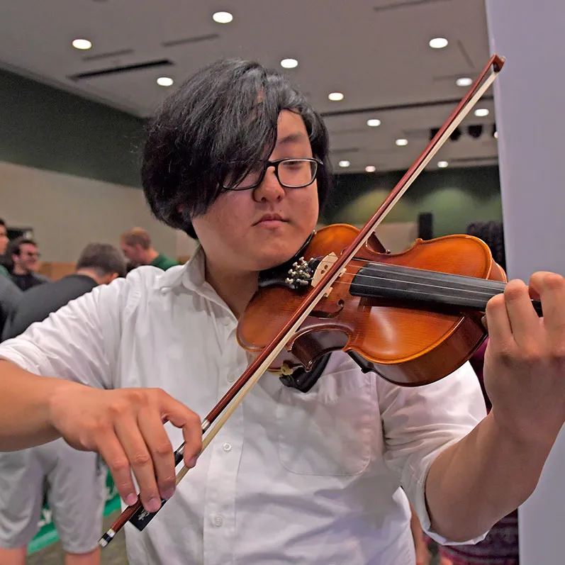 impromptu student violin music during student life event