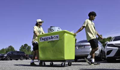 Student volunteers help with Move-in Days 2025