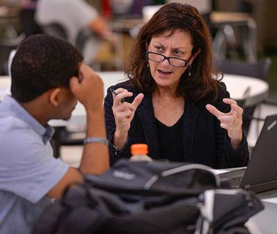GGC faculty member mentoring student